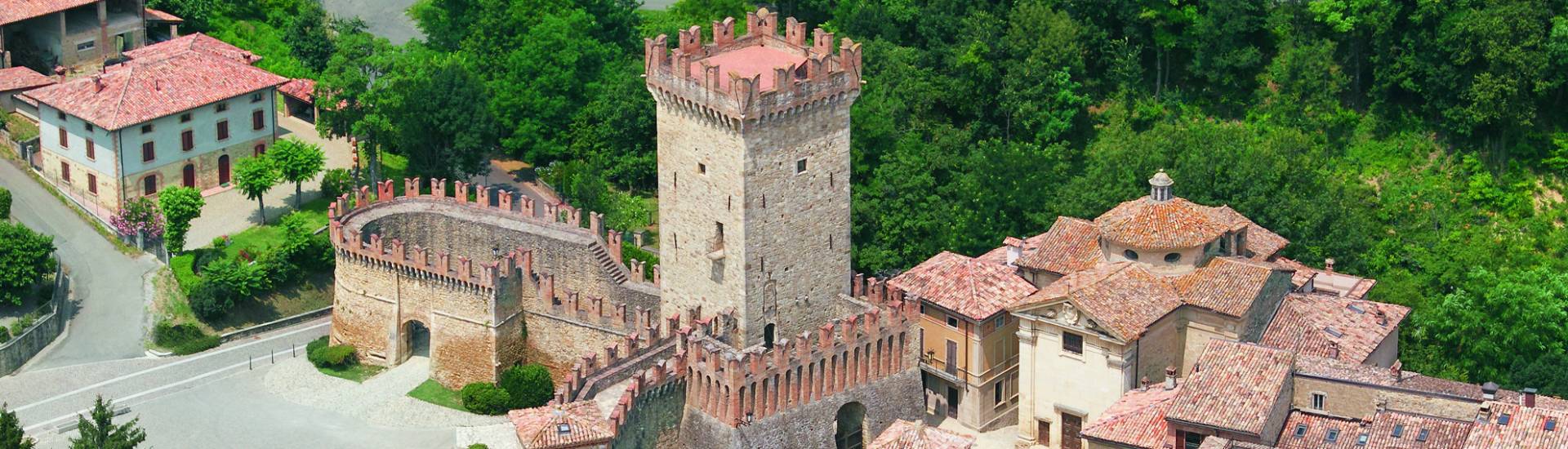 Torre e Mastio fortificato di Vigoleno - Borgo e Mastio fortificato di Vigoleno foto di: Castelli del Ducato - Grafiche Step - Castelli del Ducato - Grafiche Step Torre e Mastio fortificato di Vigoleno - Borgo e Mastio fortificato di Vigoleno foto di: Castelli del Ducato - Grafiche Step - Castelli del Ducato - Grafiche Step